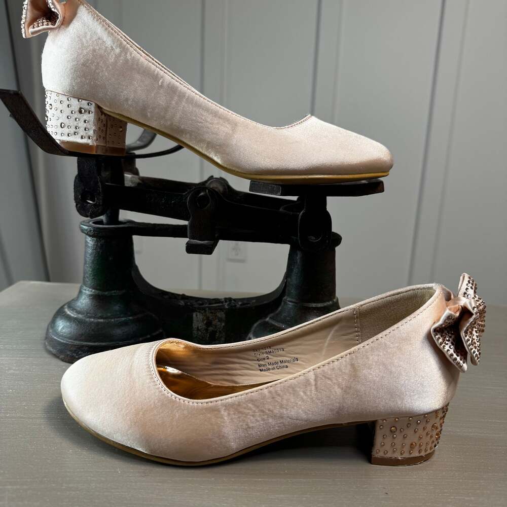 Badgley Mischka Girls Sparkle-Heeled Dress Shoes with Back Bow